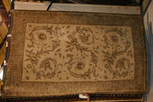 Load image into Gallery viewer, 5 x 8 Tufted Rug